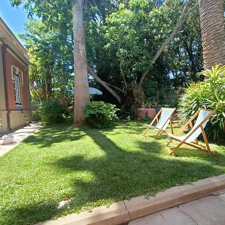 En Entorno De Cuento El Patio De Hortensia Willa *